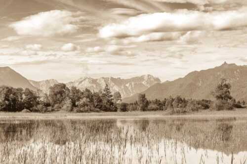 Überschwemmtes Feld nach Hochwasser bei Murnau mit Zugspitzmassiv - Überfluss - Seitenverhältnis 3:2 - Murnau mit Alpspitze und Zugspitze - weitere Infos unter https://www.kriner-weiermann.de