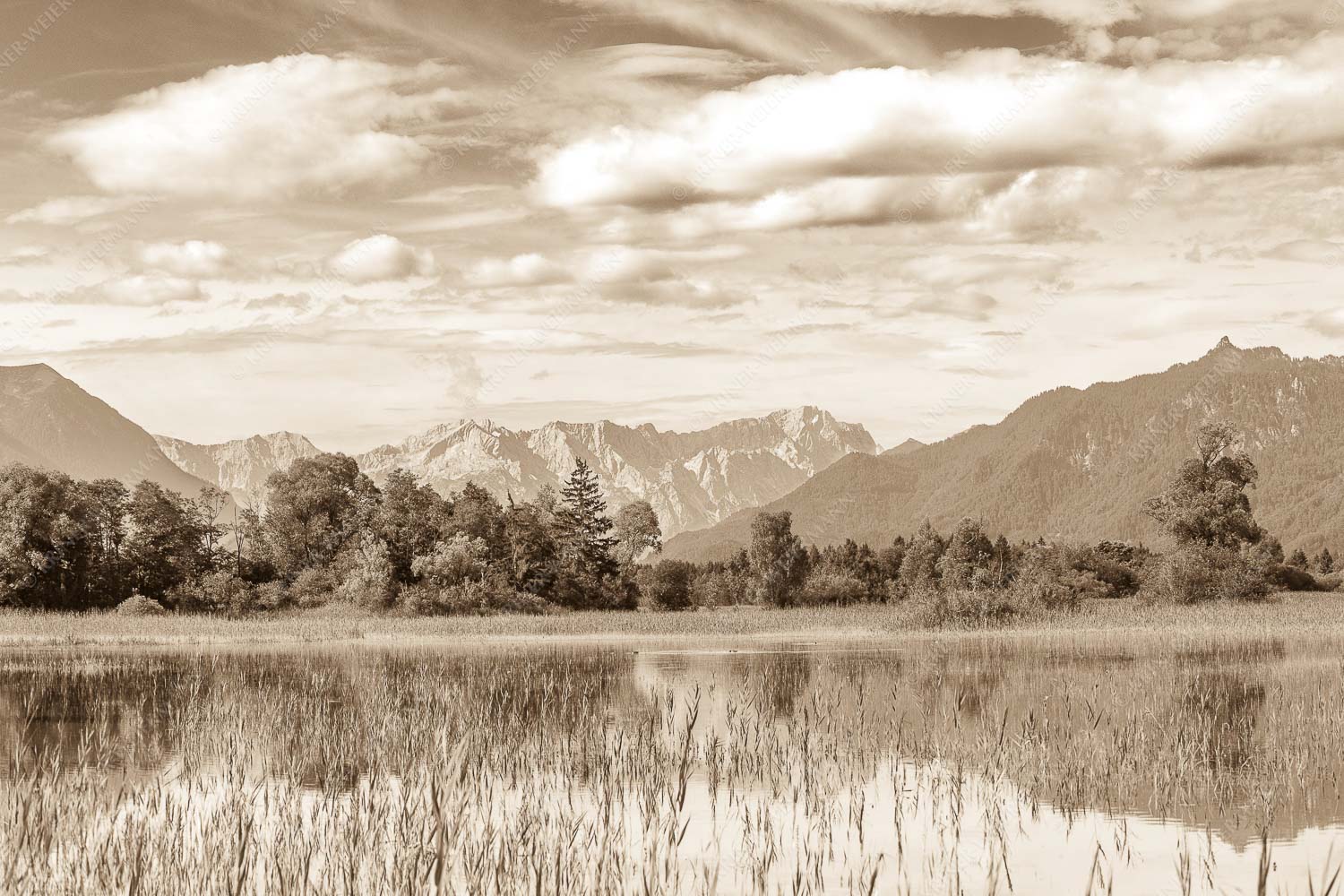 Überfluss – Seitenverhältnis 3:2 — Murnau mit Alpspitze und Zugspitze Überschwemmtes Feld nach Hochwasser bei Murnau mit Zugspitzmassiv