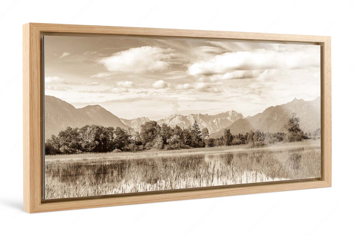 Überfluss – Foto im Schattenfugen-Rahmen — Murnau mit Alpspitze und Zugspitze Überschwemmtes Feld nach Hochwasser bei Murnau mit Zugspitzmassiv - Überfluss - Foto im Schattenfugen-Rahmen - Murnau mit Alpspitze und Zugspitze - weitere Infos unter https://www.kriner-weiermann.de