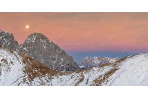 Vollmondaufgang über Öfelekopf mit Scharnitzjoch Gehrenspitze und Karwendel im Hintergrund - Übergänge - Seitenverhältnis 2:1 - Wetterstein- und Karwendelgebirge - weitere Infos unter https://www.kriner-weiermann.de