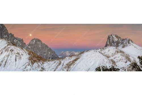 Vollmondaufgang über Öfelekopf mit Scharnitzjoch Gehrenspitze und Karwendel im Hintergrund - Übergänge - Seitenverhältnis 3:1 - Wetterstein- und Karwendelgebirge - weitere Infos unter https://www.kriner-weiermann.de