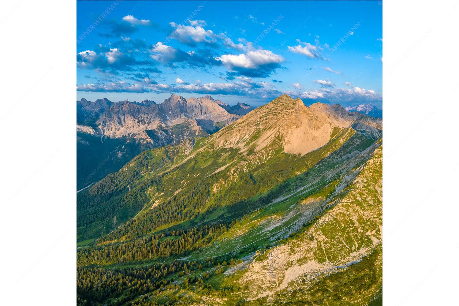 Blick an der Krapfenkar- und Soiernspitze vorbei ins Karwendelgebirge