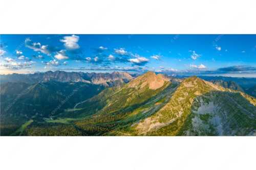 Blick an der Krapfenkar- und Soiernspitze vorbei ins Karwendelgebirge - Überm Fermesbachtal - Seitenverhältnis 2,5:1 - Soiernspitze und Karwendel - weitere Infos unter https://www.kriner-weiermann.de