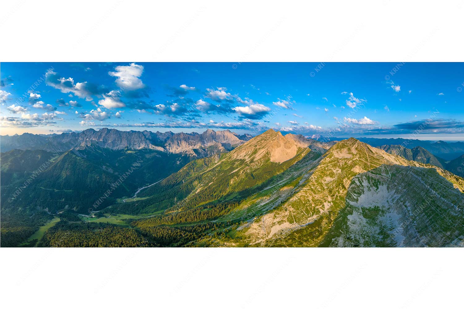 Blick an der Krapfenkar- und Soiernspitze vorbei ins Karwendelgebirge - Überm Fermesbachtal - Seitenverhältnis 2,5:1 - Soiernspitze und Karwendel - weitere Infos unter https://www.kriner-weiermann.de