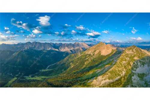 Blick an der Krapfenkar- und Soiernspitze vorbei ins Karwendelgebirge - Überm Fermesbachtal - Seitenverhältnis 2:1 - Soiernspitze und Karwendel - weitere Infos unter https://www.kriner-weiermann.de