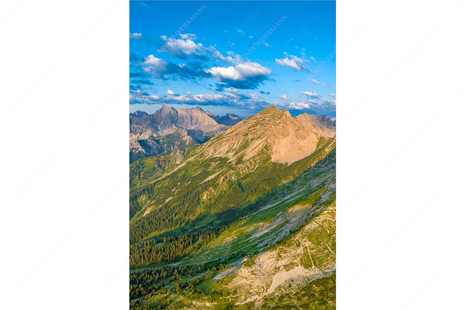 Blick an der Krapfenkar- und Soiernspitze vorbei ins Karwendelgebirge