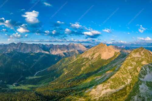Blick an der Krapfenkar- und Soiernspitze vorbei ins Karwendelgebirge - Überm Fermesbachtal - Seitenverhältnis 3:2 - Soiernspitze und Karwendel - weitere Infos unter https://www.kriner-weiermann.de
