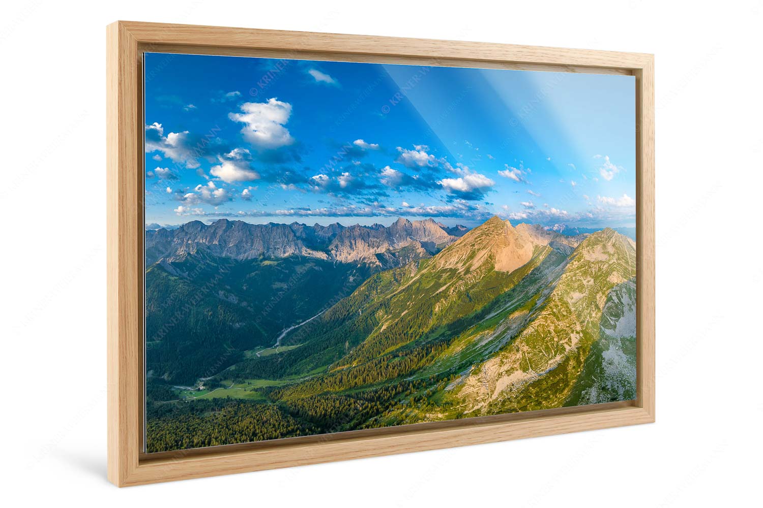 Überm Fermesbachtal – Foto im Schattenfugen-Rahmen — Soiernspitze und Karwendel Blick an der Krapfenkar- und Soiernspitze vorbei ins Karwendelgebirge - Überm Fermesbachtal - Foto im Schattenfugen-Rahmen - Soiernspitze und Karwendel - weitere Infos unter https://www.kriner-weiermann.de