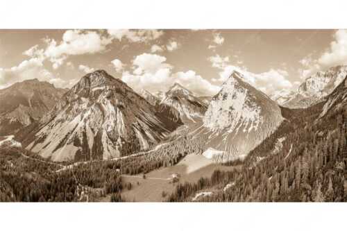 Blick über die Kastenalm im Karwendel ins Roßloch - Übern Kasten - Seitenverhältnis 2:1 - Kastenalm im Hinterautal - weitere Infos unter https://www.kriner-weiermann.de
