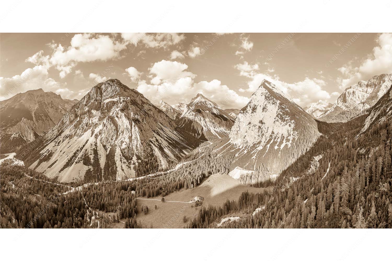 Übern Kasten – Seitenverhältnis 2:1 — Kastenalm im Hinterautal Blick über die Kastenalm im Karwendel ins Roßloch