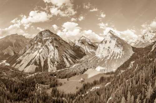 Blick über die Kastenalm im Karwendel ins Roßloch - Übern Kasten - Seitenverhältnis 3:2 - Kastenalm im Hinterautal - weitere Infos unter https://www.kriner-weiermann.de
