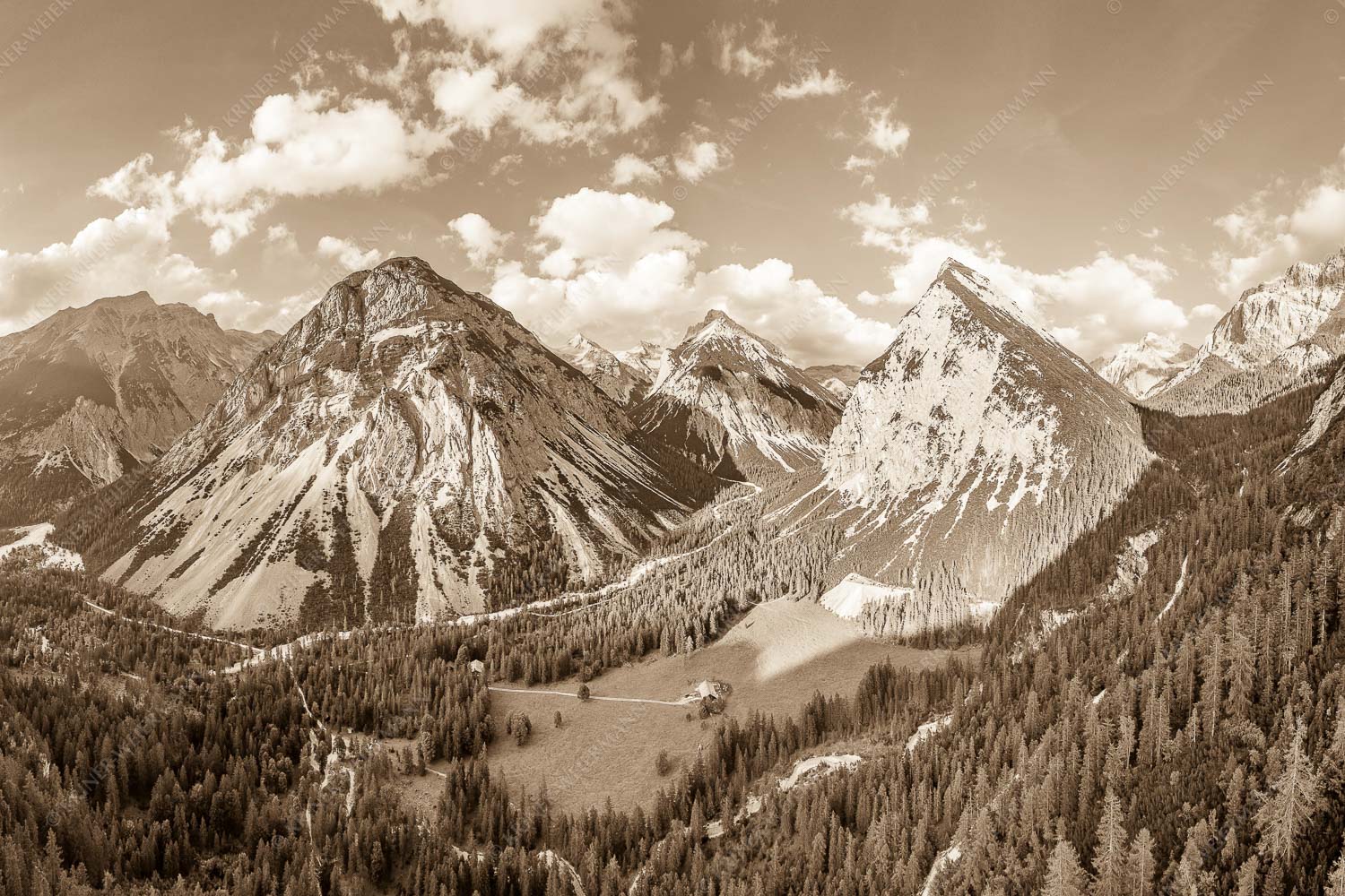 Übern Kasten – Seitenverhältnis 3:2 — Kastenalm im Hinterautal Blick über die Kastenalm im Karwendel ins Roßloch