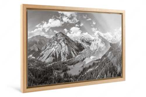 Blick über die Kastenalm im Karwendel ins Roßloch - Übern Kasten - Foto im Schattenfugen-Rahmen - Kastenalm im Hinterautal - weitere Infos unter https://www.kriner-weiermann.de