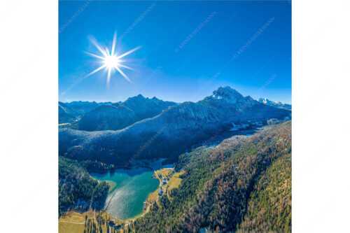Blick auf Mittenwald am Karwendel und dem Lautersee am Wetterstein - Übern Lautersee - Seitenverhältnis 1:1 - Mittenwald Karwendel und Wetterstein - weitere Infos unter https://www.kriner-weiermann.de