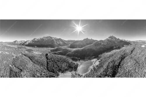 Blick auf Mittenwald am Karwendel und dem Lautersee am Wetterstein - Übern Lautersee - Seitenverhältnis 2,5:1 - Mittenwald Karwendel und Wetterstein - weitere Infos unter https://www.kriner-weiermann.de