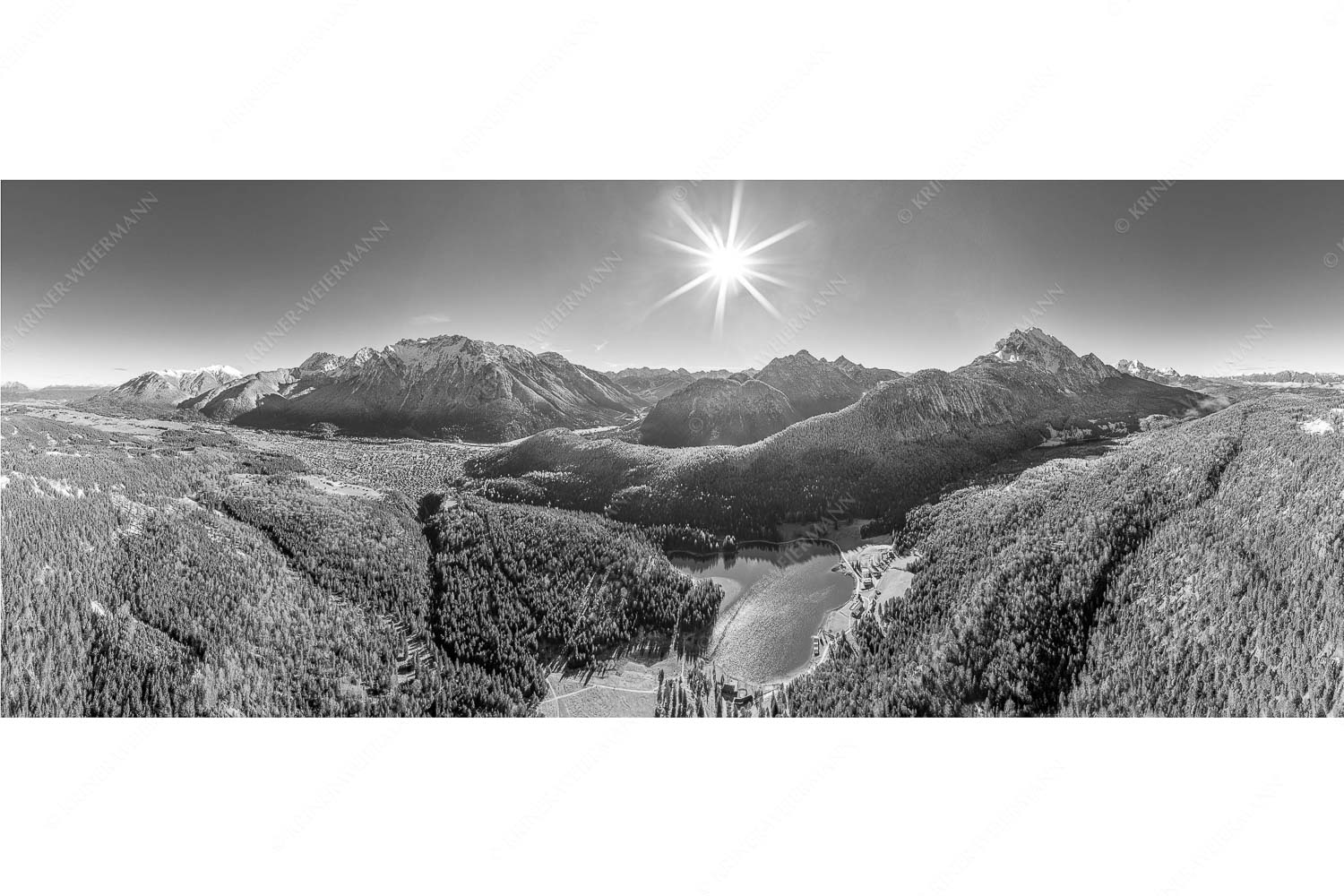 Blick auf Mittenwald am Karwendel und dem Lautersee am Wetterstein