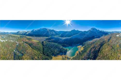 Blick auf Mittenwald am Karwendel und dem Lautersee am Wetterstein - Übern Lautersee - Seitenverhältnis 3:1 - Mittenwald Karwendel und Wetterstein - weitere Infos unter https://www.kriner-weiermann.de