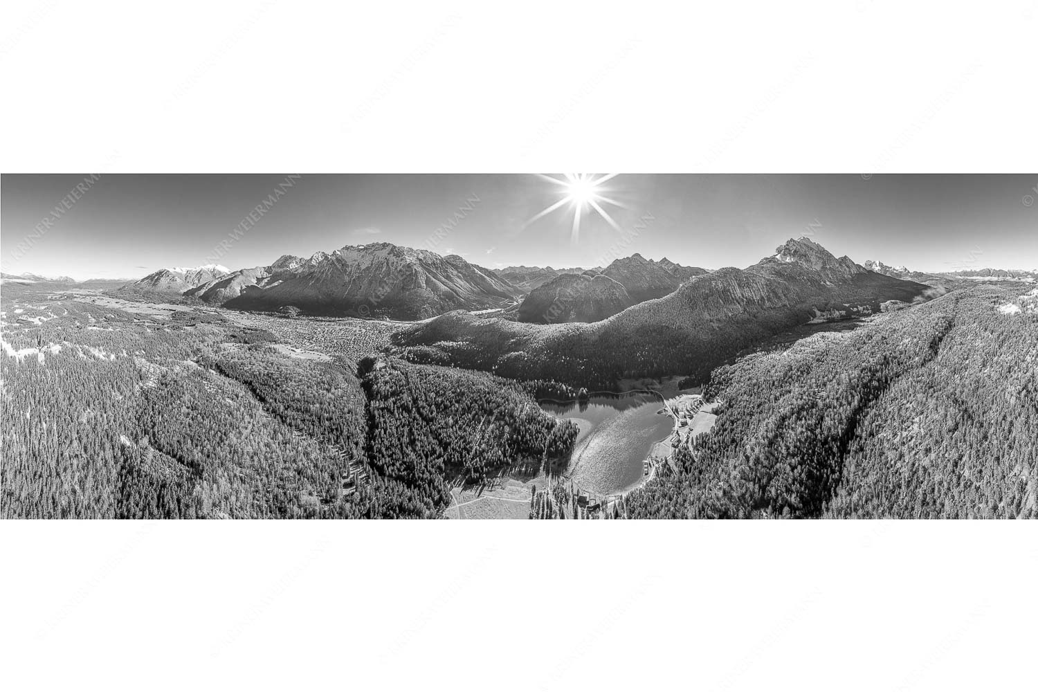 Übern Lautersee – Seitenverhältnis 3:1 — Mittenwald Karwendel und Wetterstein Blick auf Mittenwald am Karwendel und dem Lautersee am Wetterstein