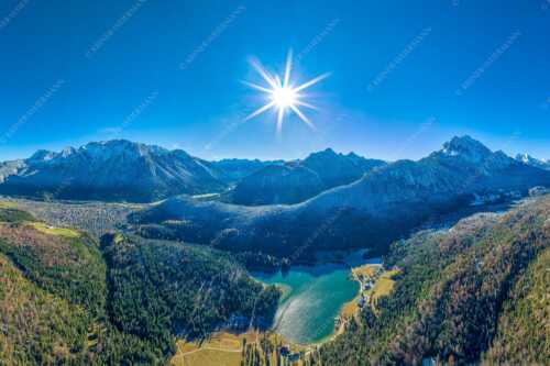 Blick auf Mittenwald am Karwendel und dem Lautersee am Wetterstein - Übern Lautersee - Seitenverhältnis 3:2 - Mittenwald Karwendel und Wetterstein - weitere Infos unter https://www.kriner-weiermann.de