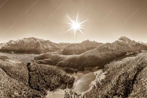 Blick auf Mittenwald am Karwendel und dem Lautersee am Wetterstein - Übern Lautersee - Seitenverhältnis 3:2 - Mittenwald Karwendel und Wetterstein - weitere Infos unter https://www.kriner-weiermann.de