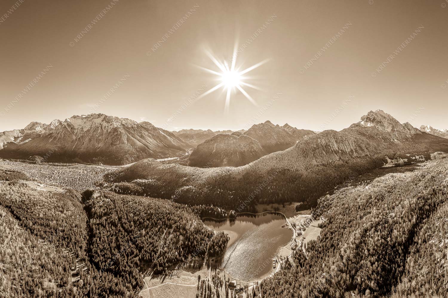 Übern Lautersee – Seitenverhältnis 3:2 — Mittenwald Karwendel und Wetterstein Blick auf Mittenwald am Karwendel und dem Lautersee am Wetterstein
