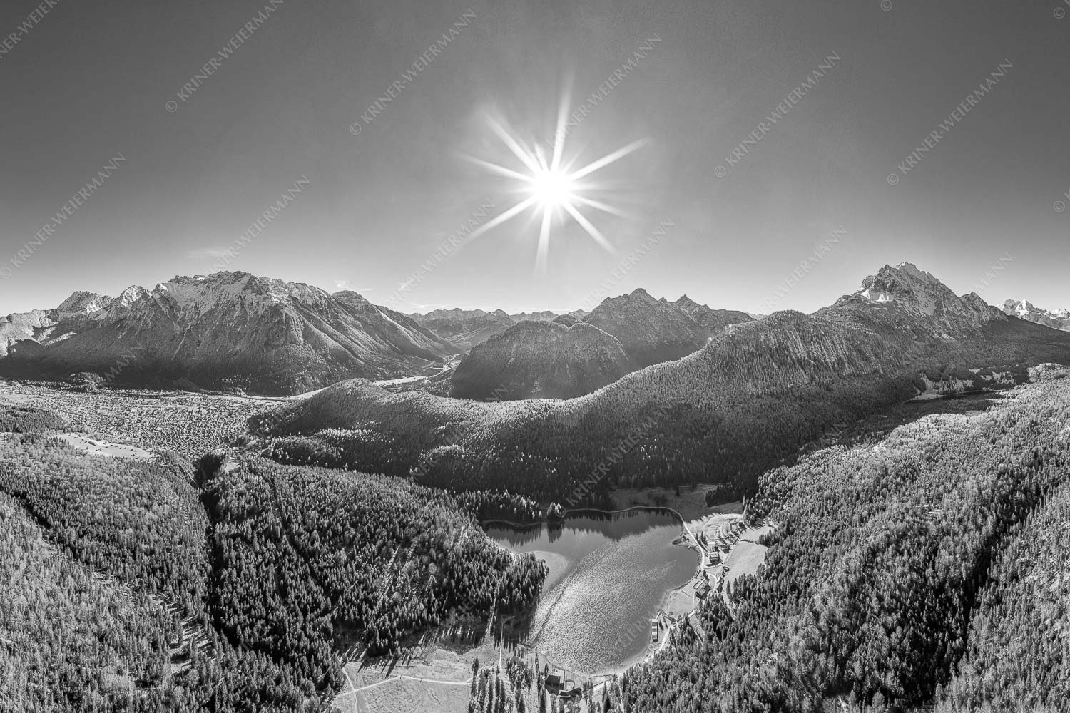 Übern Lautersee – Seitenverhältnis 3:2 — Mittenwald Karwendel und Wetterstein Blick auf Mittenwald am Karwendel und dem Lautersee am Wetterstein