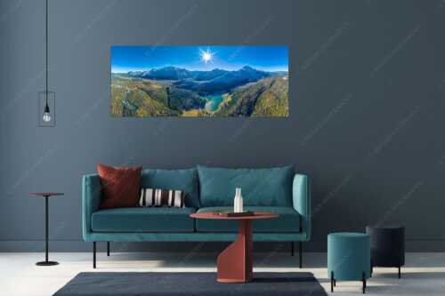 Blick auf Mittenwald am Karwendel und dem Lautersee am Wetterstein - Übern Lautersee - Größe ca. 175x70cm, Seitenverhältnis 2,5:1 - Mittenwald Karwendel und Wetterstein - weitere Infos unter https://www.kriner-weiermann.de