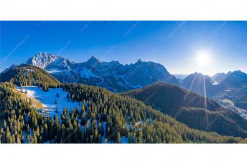 Blick über Rehbergalm ins Karwendel- und Wettersteingebirge - Übern Rehberg - Seitenverhältnis 2:1 - Wörner Tiefkar und Karwendelkopf - weitere Infos unter https://www.kriner-weiermann.de