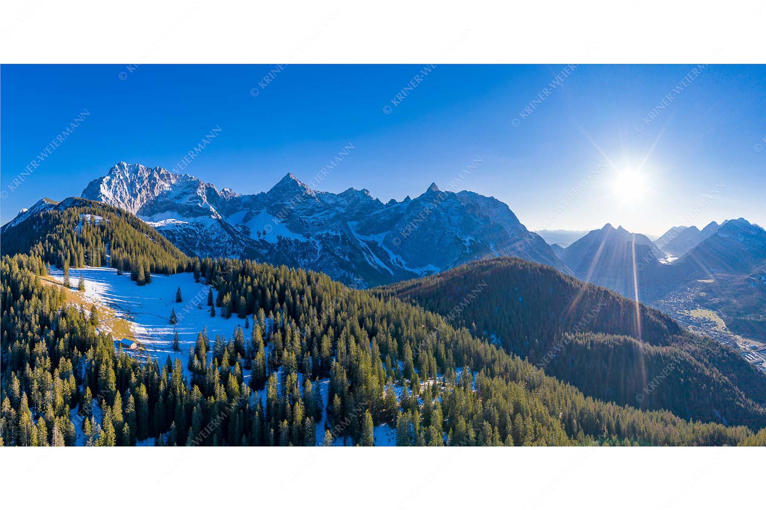 Blick über Rehbergalm ins Karwendel- und Wettersteingebirge