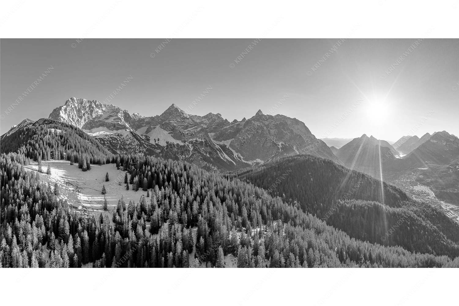 Blick über Rehbergalm ins Karwendel- und Wettersteingebirge