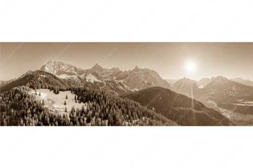 Blick über Rehbergalm ins Karwendel- und Wettersteingebirge - Übern Rehberg - Seitenverhältnis 3:1 - Wörner Tiefkar und Karwendelkopf - weitere Infos unter https://www.kriner-weiermann.de