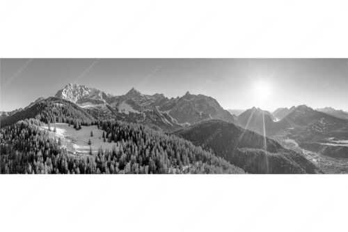 Blick über Rehbergalm ins Karwendel- und Wettersteingebirge - Übern Rehberg - Seitenverhältnis 3:1 - Wörner Tiefkar und Karwendelkopf - weitere Infos unter https://www.kriner-weiermann.de