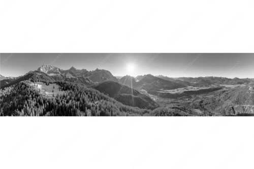 Blick über Rehbergalm ins Karwendel- und Wettersteingebirge - Übern Rehberg - Seitenverhältnis 4:1 - Wörner Tiefkar und Karwendelkopf - weitere Infos unter https://www.kriner-weiermann.de