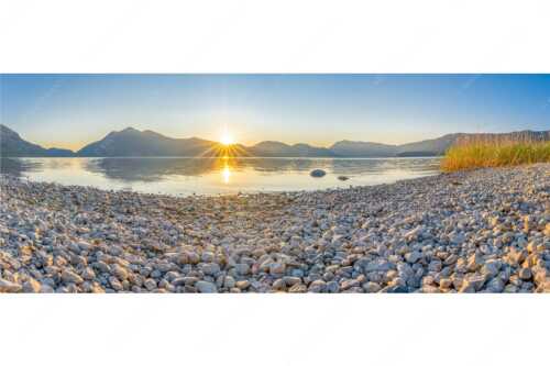 Blick über den Walchensee zum Jochberg mit Sonnenaufgang - Unser Sandstrand - Seitenverhältnis 2,5:1 - Walchensee Jochberg Sonnenaufganmg - weitere Infos unter https://www.kriner-weiermann.de