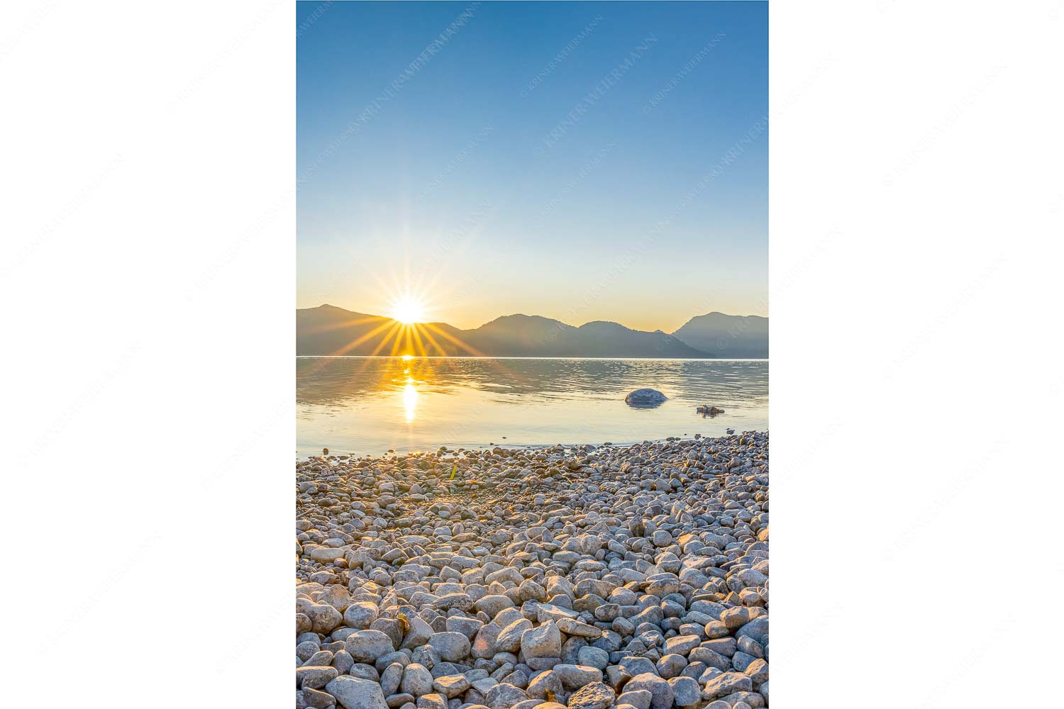 Unser Sandstrand – Seitenverhältnis 2:3 — Walchensee Jochberg Sonnenaufganmg Blick über den Walchensee zum Jochberg mit Sonnenaufgang