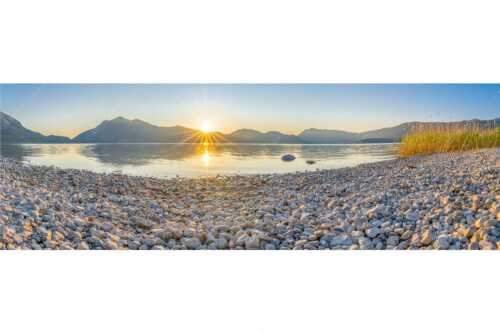 Blick über den Walchensee zum Jochberg mit Sonnenaufgang - Unser Sandstrand - Seitenverhältnis 3:1 - Walchensee Jochberg Sonnenaufganmg - weitere Infos unter https://www.kriner-weiermann.de