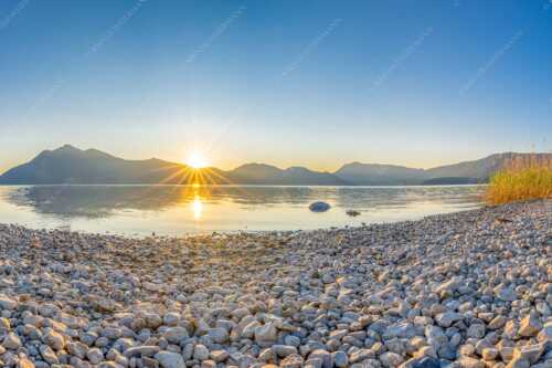 Blick über den Walchensee zum Jochberg mit Sonnenaufgang - Unser Sandstrand - Seitenverhältnis 3:2 - Walchensee Jochberg Sonnenaufganmg - weitere Infos unter https://www.kriner-weiermann.de