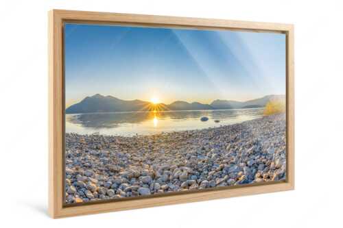 Blick über den Walchensee zum Jochberg mit Sonnenaufgang - Unser Sandstrand - Foto im Schattenfugen-Rahmen - Walchensee Jochberg Sonnenaufganmg - weitere Infos unter https://www.kriner-weiermann.de