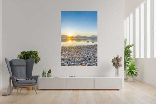 Blick über den Walchensee zum Jochberg mit Sonnenaufgang - Unser Sandstrand - Größe ca. 120x180cm, Seitenverhältnis 2:3 - Walchensee Jochberg Sonnenaufganmg - weitere Infos unter https://www.kriner-weiermann.de