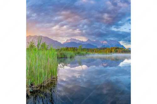 Sonnenaufgang am Barmsee mit Blick zum Karwendel und Wettersteingebirge - Utopia III - Seitenverhältnis 1:1 - Morgenstimmung am Barmsee - weitere Infos unter https://www.kriner-weiermann.de