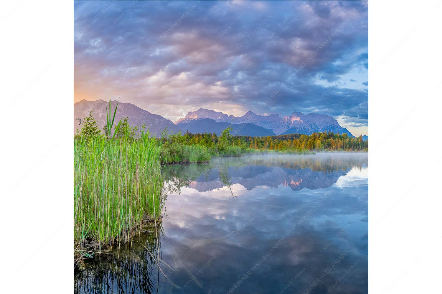 Sonnenaufgang am Barmsee mit Blick zum Karwendel und Wettersteingebirge