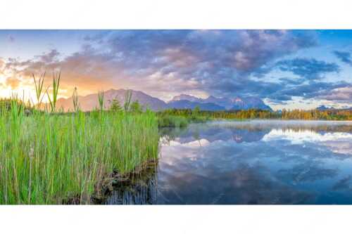 Sonnenaufgang am Barmsee mit Blick zum Karwendel und Wettersteingebirge - Utopia III - Seitenverhältnis 2:1 - Morgenstimmung am Barmsee - weitere Infos unter https://www.kriner-weiermann.de