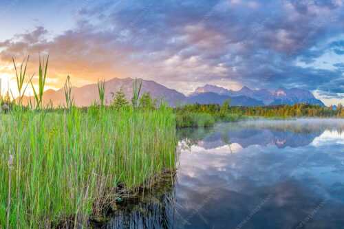 Sonnenaufgang am Barmsee mit Blick zum Karwendel und Wettersteingebirge - Utopia III - Seitenverhältnis 3:2 - Morgenstimmung am Barmsee - weitere Infos unter https://www.kriner-weiermann.de