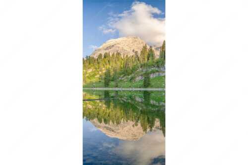 Abseits des Trubels vom Schachenschloss verbirgt sich der Schachensee im Wald - Verborgen - Seitenverhältnis 1:2 - Schachensee im Wettersteingebirge - weitere Infos unter https://www.kriner-weiermann.de