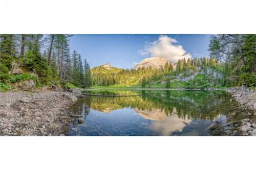 Abseits des Trubels vom Schachenschloss verbirgt sich der Schachensee im Wald - Verborgen - Seitenverhältnis 2,5:1 - Schachensee im Wettersteingebirge - weitere Infos unter https://www.kriner-weiermann.de