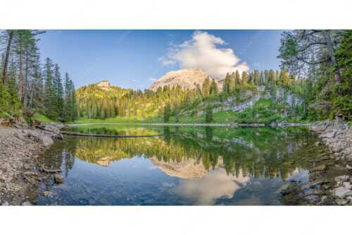Abseits des Trubels vom Schachenschloss verbirgt sich der Schachensee im Wald - Verborgen - Seitenverhältnis 2:1 - Schachensee im Wettersteingebirge - weitere Infos unter https://www.kriner-weiermann.de