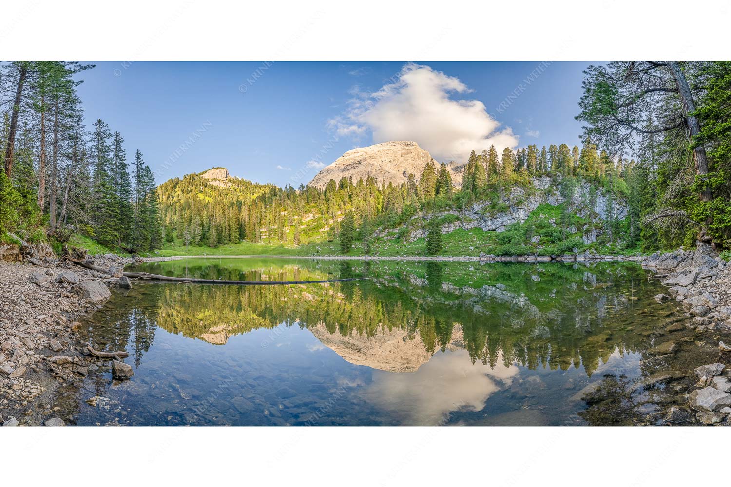 Verborgen – Seitenverhältnis 2:1 — Schachensee im Wettersteingebirge Abseits des Trubels vom Schachenschloss verbirgt sich der Schachensee im Wald
