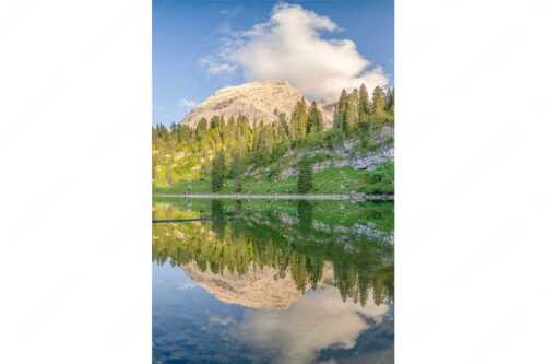 Abseits des Trubels vom Schachenschloss verbirgt sich der Schachensee im Wald - Verborgen - Seitenverhältnis 2:3 - Schachensee im Wettersteingebirge - weitere Infos unter https://www.kriner-weiermann.de