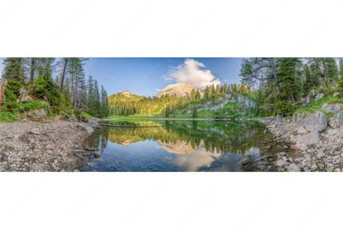 Abseits des Trubels vom Schachenschloss verbirgt sich der Schachensee im Wald - Verborgen - Seitenverhältnis 3:1 - Schachensee im Wettersteingebirge - weitere Infos unter https://www.kriner-weiermann.de