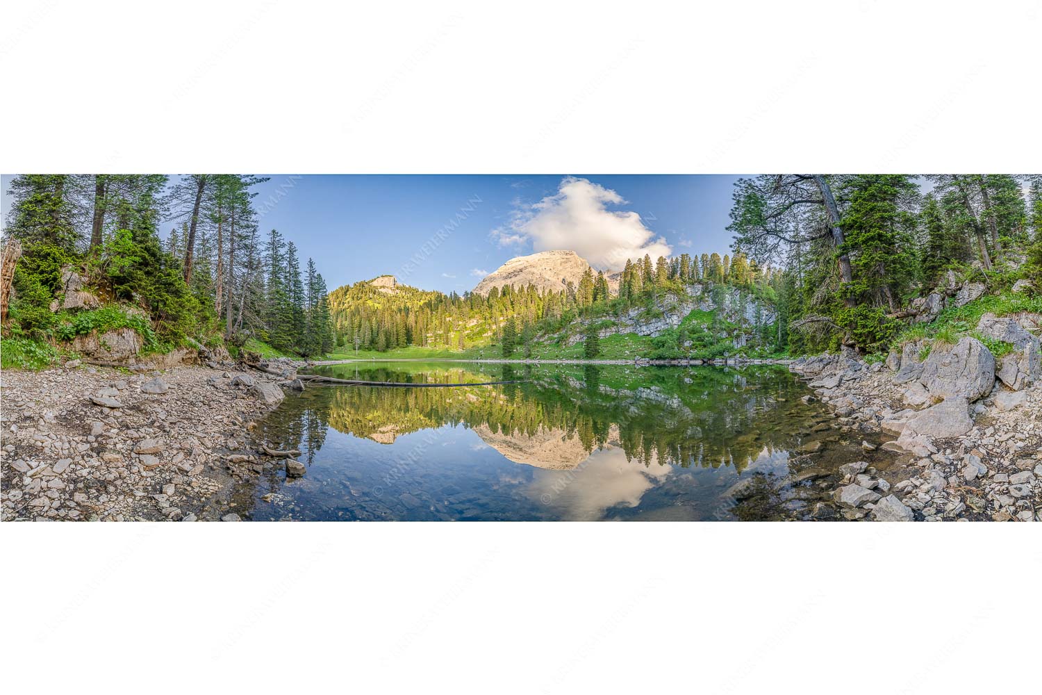 Verborgen – Seitenverhältnis 3:1 — Schachensee im Wettersteingebirge Abseits des Trubels vom Schachenschloss verbirgt sich der Schachensee im Wald